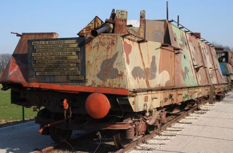 Được sử dụng bởi quân đội Serbia, đoàn tàu vũ trang Krajina Express đã hoạt động trong suốt kỳ nội chiến từ năm 1991-1995. Sau đó chúng bị loại biên, ngày nay hình ảnh về một đoàn tàu hỏa bọc thép vũ trang chỉ còn lại là một đống sắt vụn hoen rỉ. Nguồn ảnh: QQ