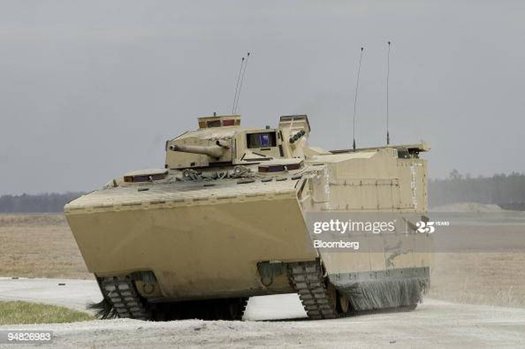 Xe được trang bị động cơ MTU MT883, điều độc đáo là khi chọn chế độ chạy dưới nước, động cơ này có công suất lên tới 2.702 mã lực.