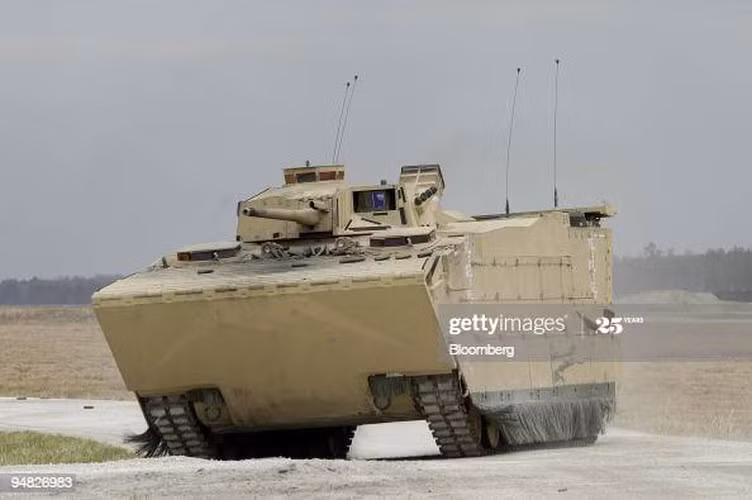 Xe được trang bị động cơ MTU MT883, điều độc đáo là khi chọn chế độ chạy dưới nước, động cơ này có công suất lên tới 2.702 mã lực.