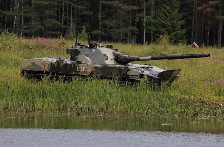 Mặc dù có hỏa lực mạnh với pháo 125 mm nhưng vỏ giáp của Sprut-SDM1 lại quá mỏng manh khi đặt cạnh ZTQ-15 của Trung Quốc, có thể dễ dàng bị xuyên thủng bởi bất kỳ vũ khí chống tăng nào.