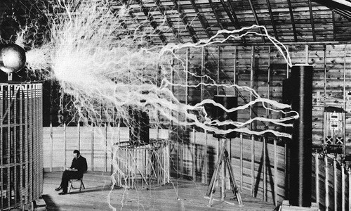 Nhà khoa học Nikola Tesla ngồi trong phòng thí nghiệm của mình khi thực hiện nghiên cứu với chiếc máy "Magnifying Transmitter". Bức ảnh mang tính lịch sử này khiến nhiều người kinh ngạc.