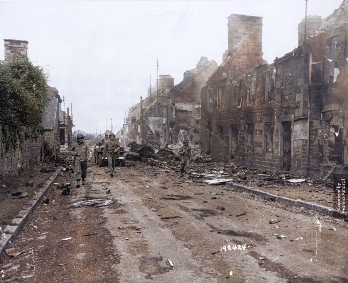 Một nhóm quân đội Mỹ trang bị vũ khí đầy đủ đi tuần tại một con đường ở Pháp năm 1944.