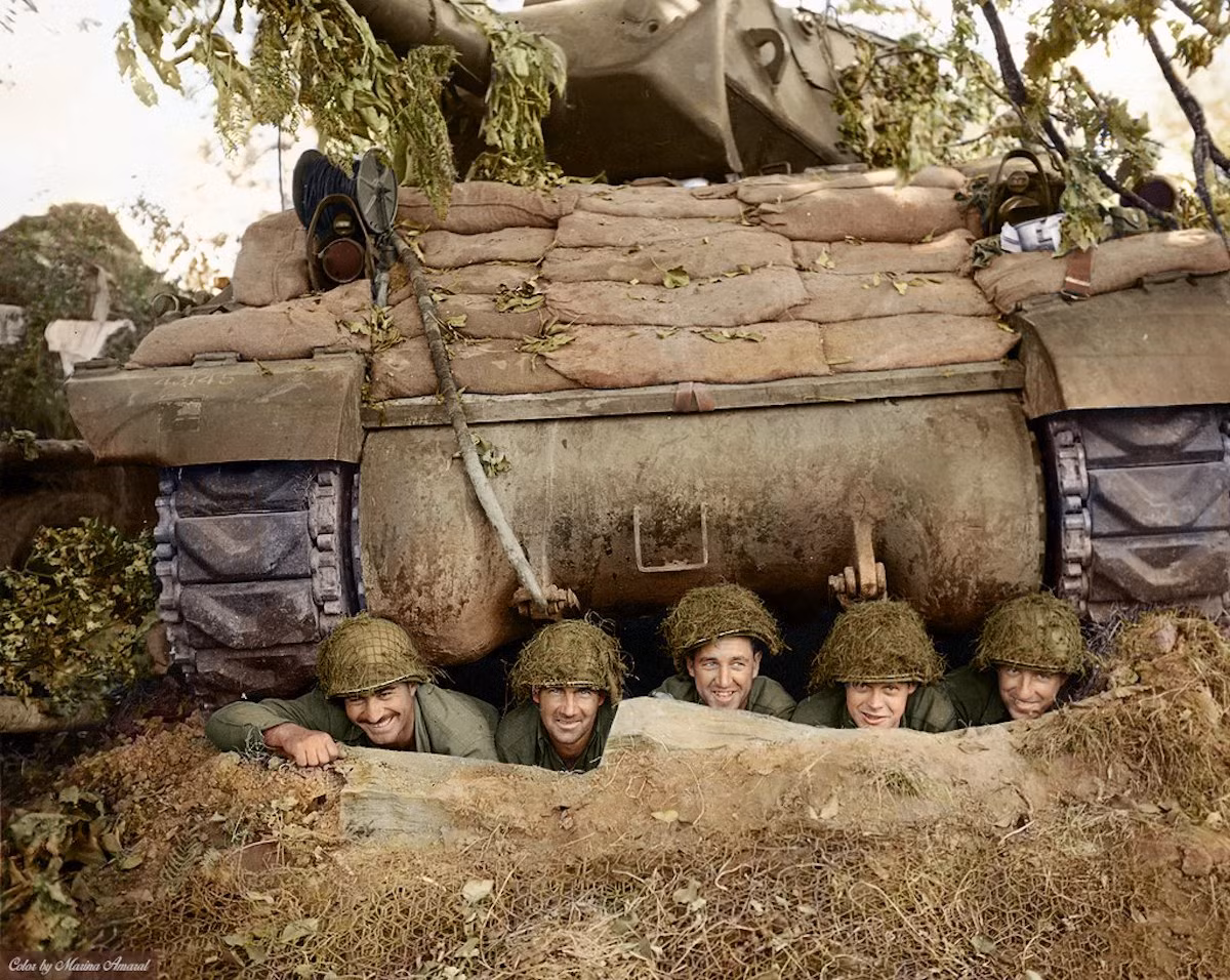 Một nhóm lính Mỹ tác chiến tại chiến trường thuộc thị trấn Marigny, Pháp.