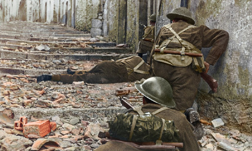 Binh sĩ Canada di chuyển để tránh các tay súng bắn tỉa của đối phương khi chiến đấu ở Campochiaro, Italy năm 1943. Chiến tranh thế giới 2 đã trở thành một trong những cuộc chiến đẫm máu nhất lịch sử nhân loại khi gây ra thương vong, mất mát lớn về người và tài sản.