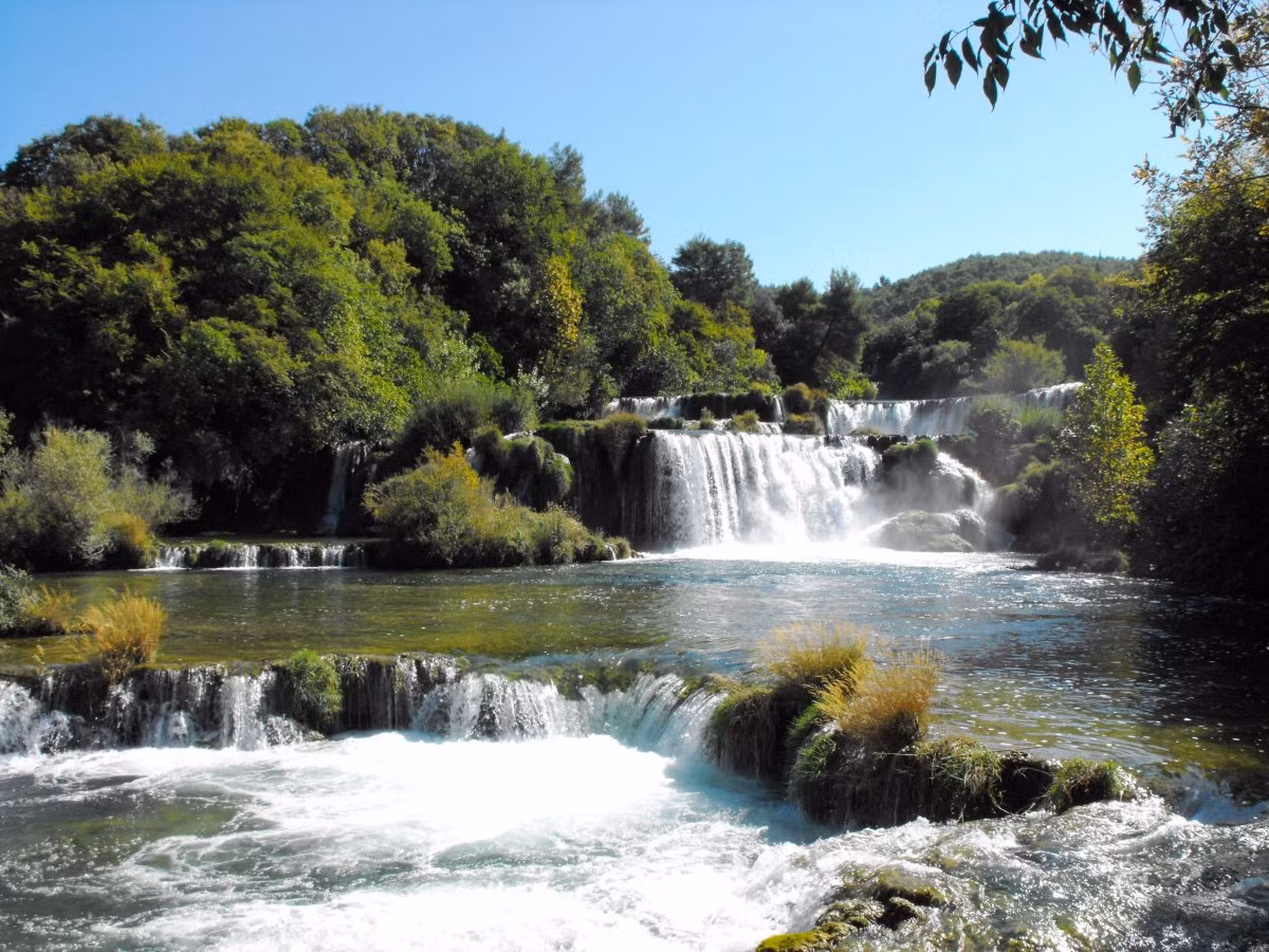 Thác Plitvice ở Croatia là một địa điểm tuyệt vời để du khách chiêm ngưỡng vẻ đẹp kỳ vĩ của kỳ quan thiên nhiên này.