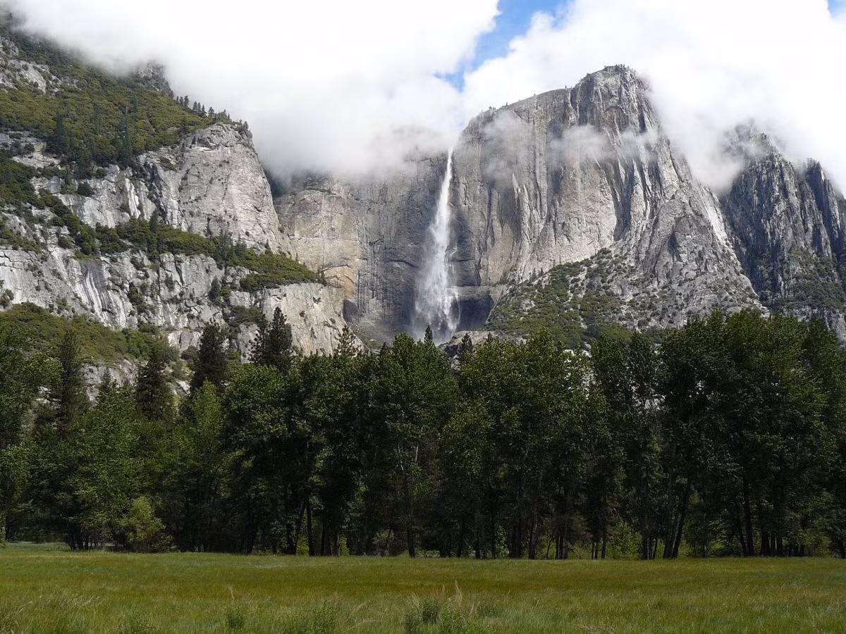 Thác Yosemite ở California là một trong những thác nước kỳ vĩ và đáng kinh ngạc nhất ở Mỹ. Thác nước này tuyệt đẹp khi ghé thăm vào mùa xuân.