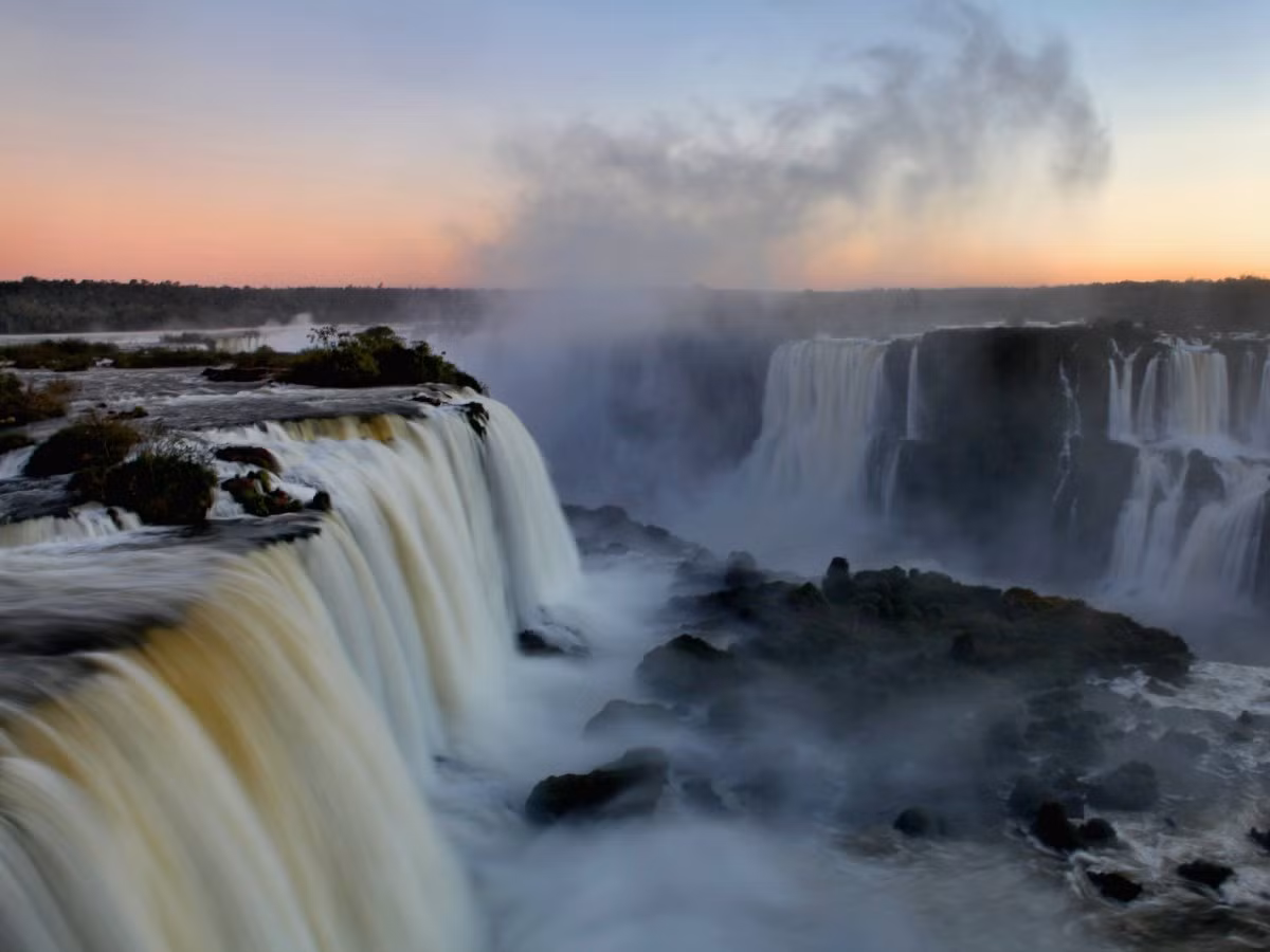 Thác Iguazu nằm giữa Brazil – Argentina là một kỳ quan hùng vĩ nhất thế giới khi có độ cao khoảng 64m. Tuy nhiên, vận tốc dòng chảy ở nơi đây lên đến 12.750 m3/giây. Thác nước này được đánh giá là thác nước rộng nhất thế giới khi trải dài hơn 3,2 km dọc theo sông Iguazu.
