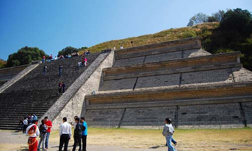 Mãi đến năm 1910, Đại kim tự tháp Cholula được phát hiện trong khi các công nhân xây dựng một bệnh viện tâm thần dưới chân núi. Đến năm 2013, khi phá vỉa hè để sửa chữa hệ thống cống của thành phố, một nhóm công nhân khác tìm thấy ít nhất 63 bộ hài cốt, bao gồm một số hộp sọ biến dạng của trẻ em - nạn nhân bị chặt đầu để hiến tế.