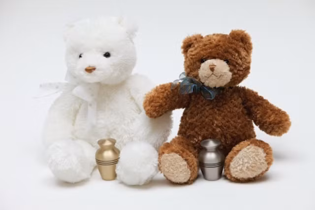 Một số người sử dụng dịch vụ làm gấu bông từ tro cốt người đã mất được đem đi hỏa táng. Họ cho rằng, nếu làm như vậy thì linh hồn của người quá cố sẽ nhập vào con gấu và luôn ở bên họ.