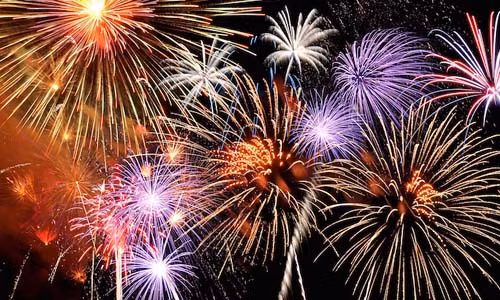 Chế tạo pháo hoa bằng tro cốt. Jim Carver, giám đốc công ty Greenlawn tổ chức chương trình tưởng nhớ người chết bằng pháo hoa đã nhồi tro cốt của người cha vào pháo hoa rồi bắn lên trời.