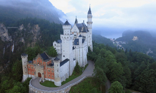 Lâu đài Neuschwanstein ở Bavaria, Đức là một trong những kiệt tác kiến trúc nổi tiếng nhất thế giới. Lâu đài này chính là biểu tượng của Disney ngoài đời thực.