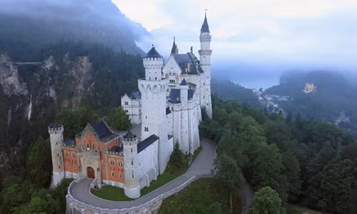 Lâu đài Neuschwanstein ở Bavaria, Đức là một trong những kiệt tác kiến trúc nổi tiếng nhất thế giới. Lâu đài này chính là biểu tượng của Disney ngoài đời thực.