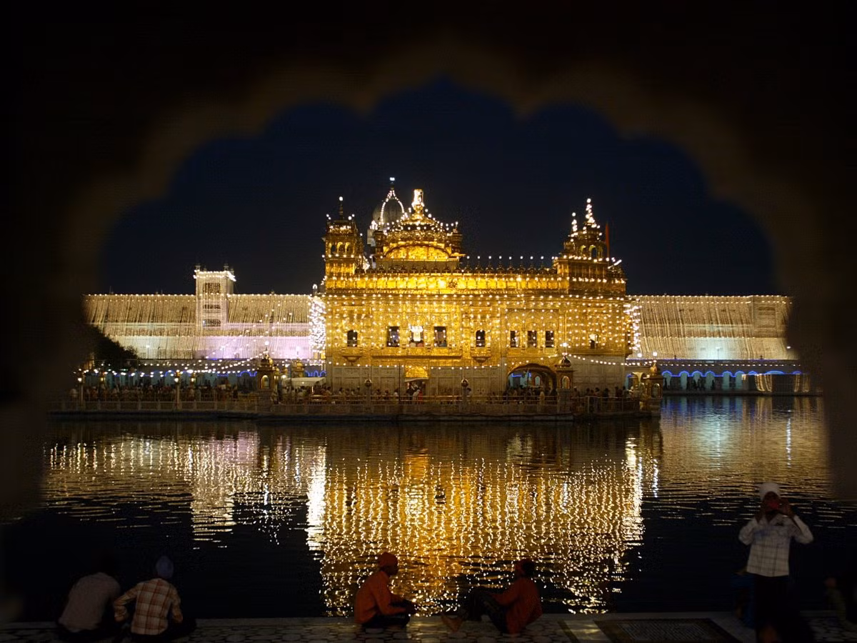 Đền Vàng (Golden Temple) ở Amritsar, Ấn Độ được xây dựng vào năm 1585. Khi về đêm, kiệt tác kiến trúc nổi tiếng thế giới này càng trở nên lung linh huyền ảo khi rực rỡ ánh đèn.