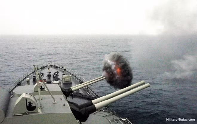 Pháo M42 152 mm có tầm bắn tối đa 26 km với mục tiêu mặt nước, tốc độ bắn tối đa 15 viên/phút. 8 pháo 152 mm đem lại khả năng công phá mạnh với các mục tiêu mặt nước hay ven bờ. Tuy nhiên, phạm vi tác chiến hạn chế không còn phù hợp với chiến tranh hiện đại.