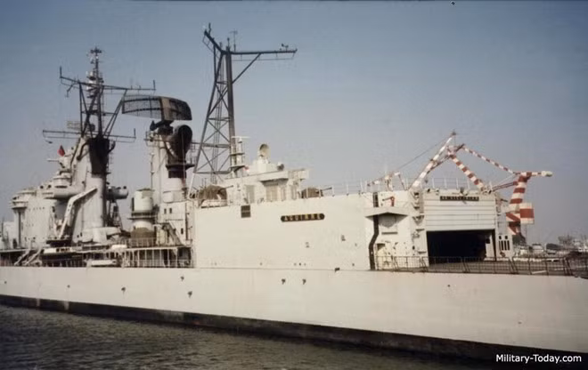 Tuy nhiên, kế hoạch trang bị tên lửa cho tuần dương hạm này không thực hiện được do thiếu kinh phí. Nhưng việc bổ sung thêm 3 trực thăng cải thiện đáng kể khả năng săn ngầm của chiến hạm này.
