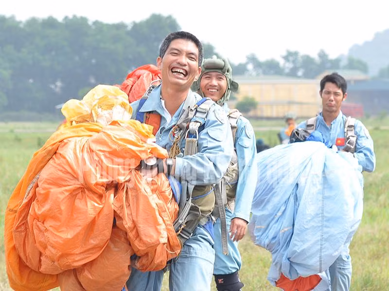 Niềm vui của những người lính dù sau lần nhảy thành công.
