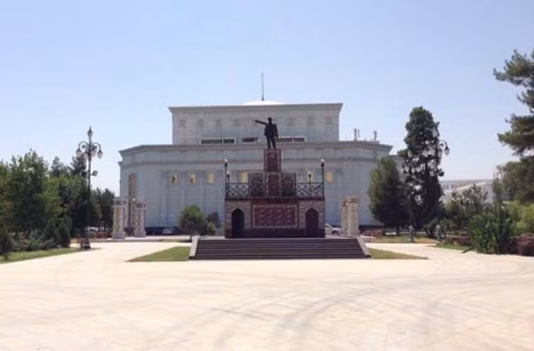 Tượng đài Lenin ở Ashgabat, Turkmenistan.