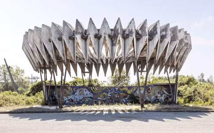 Những trạm chờ xe bus độc đáo của Liên Xô được thiết kế có hình dáng độc đáo. Ngày nay, du khách có thể bắt gặp những trạm chờ xe bus có 1-0-2 này ở Nga, Kazakhstan, Kyrgyzstan và Estonia.