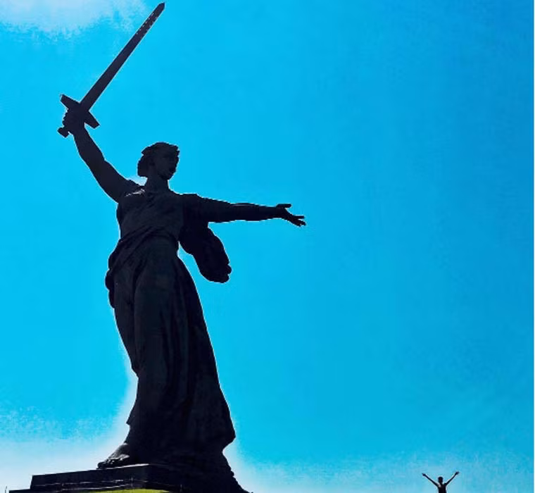 Tượng đài Mẹ Tổ quốc được Liên Xô xây dựng tại thành phố Volgograd (trước là Stalingrad) năm 1967. Đây là công trình tượng đài phi tôn giáo lớn nhất thế giới.