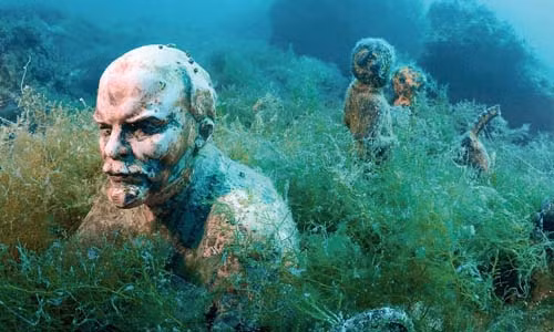 Bảo tàng Alley of Leaders (Thung lũng các nhà lãnh đạo) được thành lập từ năm 1992. Nằm ở độ sâu khoảng 12m thuộc mũi Tarhankut – ngoài khơi bờ biển Crimea, bảo tàng đặc biệt này sở hữu những tác phẩm điêu khắc ở dưới nước. Nhiều bức tượng bán thân của các nhà lãnh đạo Liên Xô cũ nằm dưới biển tạo nên cảnh quan ngoạn mục.