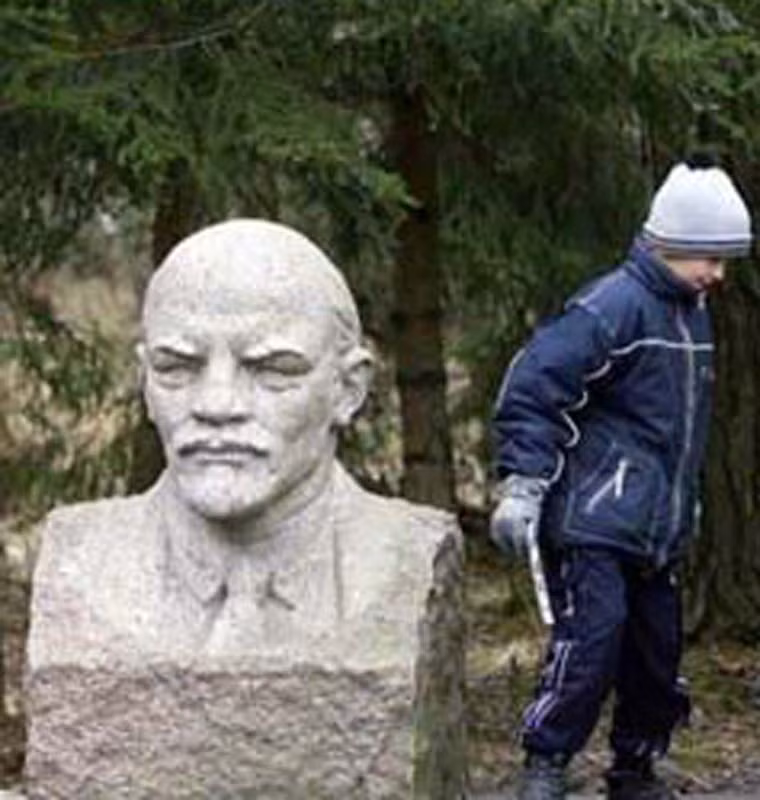 Công viên Grutas ở Lithuania (hay còn gọi là Thế giới của Stalin) nằm ở Lithuania gây ấn tượng với du khách với khu rừng điêu khắc. Khi đến công trình từ thời Liên Xô này, du khách có cơ hội chiêm ngưỡng hàng chục bức tượng khắc họa hình ảnh Liên Xô, bao gồm cả chân dung của Mac Lenin và hàng loạt vũ khí thời chiến…