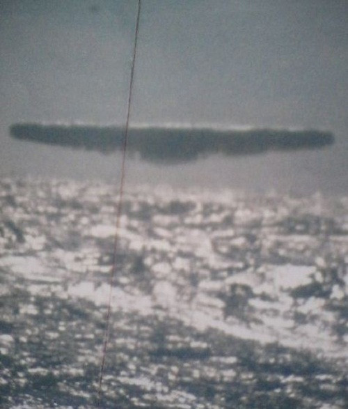Tàu ngầm USS Trepang đã chụp được những hình ảnh vật thể lạ (UFO) bay trên biển.