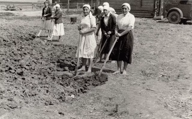 Do vậy, phụ nữ Liên Xô đứng lên làm những công việc của nam giới trước kia.