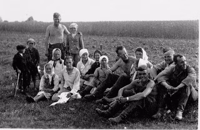 Những người nông dân nghỉ ngơi trên cánh đồng.