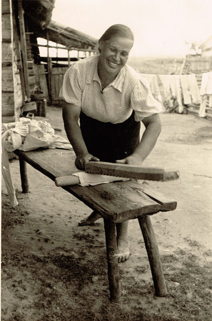 Niềm vui giản đơn của một phụ nữ khi làm công việc nội trợ.