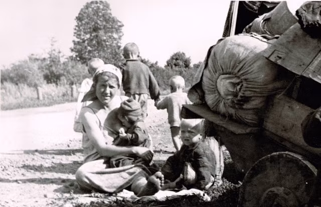 Người mẹ cho con bú ngay trên đường. Bên cạnh là đàn con thơ dại. Chiến tranh thế giới 2 nổ ra, đa số nam giới Liên Xô lên đường ra tiền tuyến.