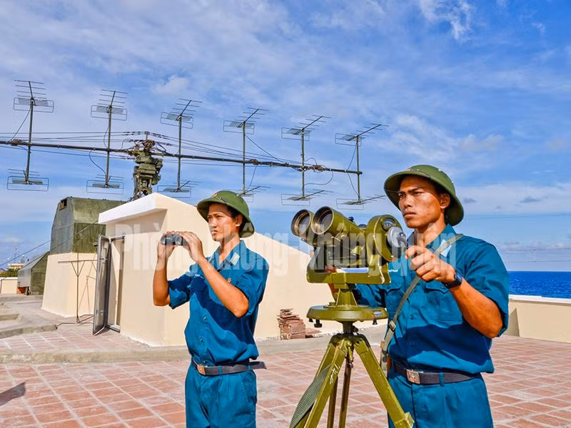 Triển khai chiến đấu trong điều kiện khí hậu, thời tiết khắc nghiệt, cuộc sống còn nhiều khó khăn, nhưng những người chiến sĩ Ra đa luôn phát huy trách nhiệm, khắc phục và vượt qua mọi khó khăn gian khổ, bám máy bám đài để cánh sóng vươn xa, "Mắt thần" Ra đa đã góp phần cùng quân dân Trường Sa quản lý và bảo vệ vững chắc chủ quyền, vùng trời, vùng biển thiêng liêng của Tổ quốc, không để Tổ quốc bị bất ngờ vì các tình huống trên không.