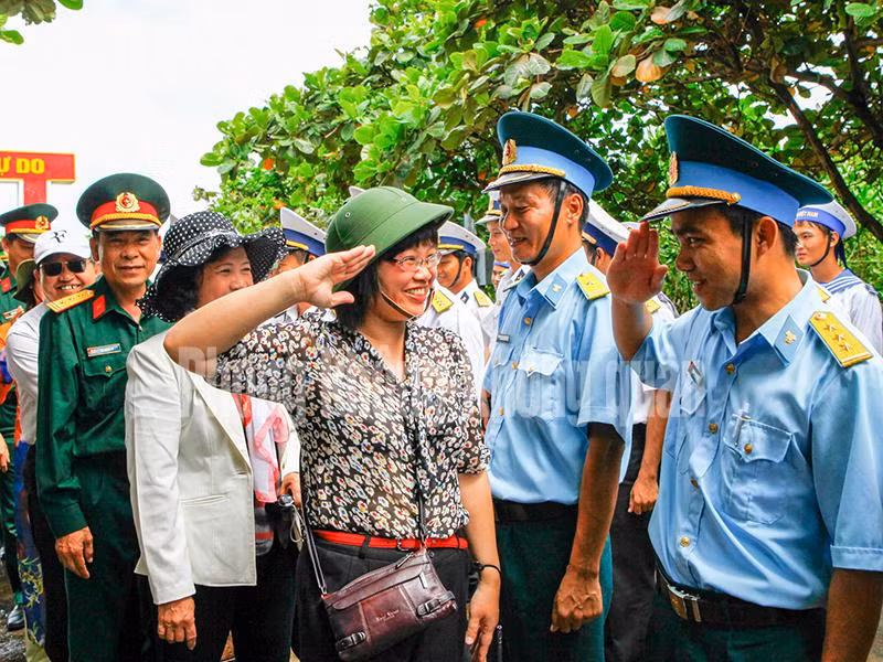 Cán bộ, chiến sĩ Ra đa trên Đảo Trường Sa đón nhân dân đất liền ra thăm.