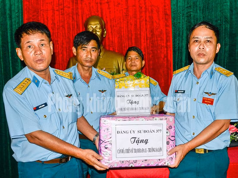 Đại tá Lê Viết Khánh - Sư đoàn trưởng Sư đoàn 377 tặng quà cán bộ, chiến sĩ Trạm Ra đa 11.