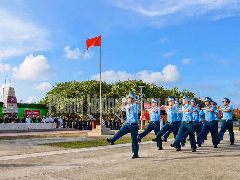 Bộ đội Ra đa trên Đảo Trường Sa Lớn thực hiện chào cờ đầu tuần.