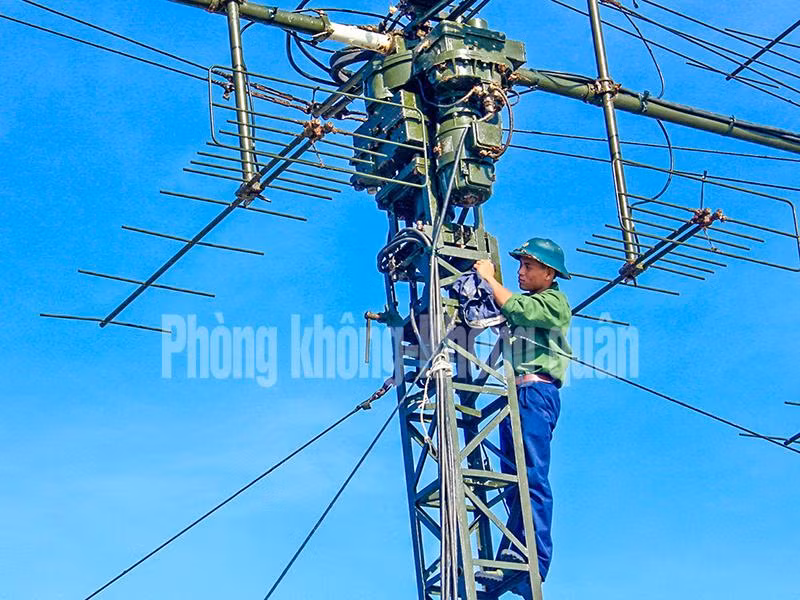 Cán bộ, chiến sĩ ra đa đóng quân trên Quần đảo Trường Sa vẫn ngày đêm bám máy, bám đài, quyết tâm quản lý vững chắc vùng trời, vùng biển của Tổ quốc.