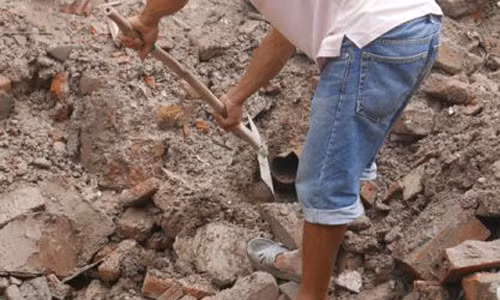 Nguyên nhân chính dẫn đến việc sập nhà do quá trình thi công nhà 41 làm vỡ ống nước, dẫn đến sụt lở móng nhà số 43. Ảnh: Dân Việt.