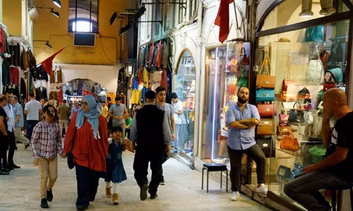 Vua Mehmet II của đế quốc Ottoman (Thổ Nhĩ Kỳ ngày nay) ra lệnh thành lập chợ Grand Bazaar vào năm 1455, sau khi ông chinh phục thành phố Istanbul vào năm 1453. Ban đầu thương nhân trong chợ chỉ bán vải, quần áo và hàng dệt may. Người xưa xây chợ bằng gạch và gỗ, với những mái vòm lớn.