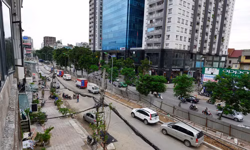 Sau nhiều năm triển khai, dự án cống hóa mương Thái Hà (quận Đống Đa, Hà Nội) đã hoàn thiện. Mặt đường và vỉa hè rộng, nằm ở trục đường phát triển sầm uất của thủ đô, khu vực này đang từng ngày thay da đổi thịt. Từ đó, giá bất động sản ngày càng tăng.