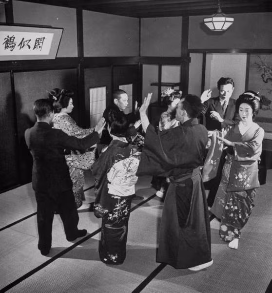 Geisha cũng tham gia múa, hát thể hiện và truyền bá văn hóa Nhật Bản.