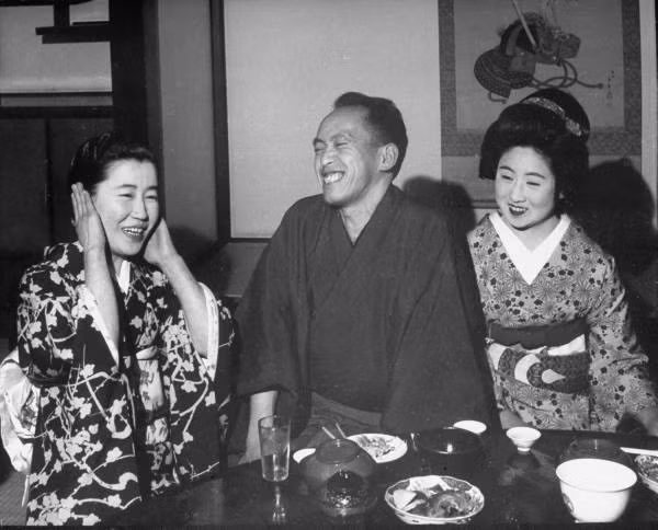 Các Geisha xinh đẹp, có duyên rất biết cách tiếp chuyện, phục vụ rượu cho khách. Chính vì vậy, Geisha thường quen biết nhiều nhà lãnh đạo, thương nhân và chính khách khi làm lâu công việc này.