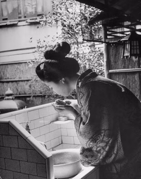 Các Geisha thường mất khá nhiều thời gian để trang điểm, làm tóc và mặc kimono.