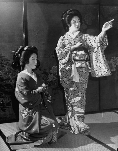Geisha ở Nhật Bản không chỉ xinh đẹp mà còn rất giỏi múa, hát, đánh đàn shamisen, trà đạo, thư pháp...