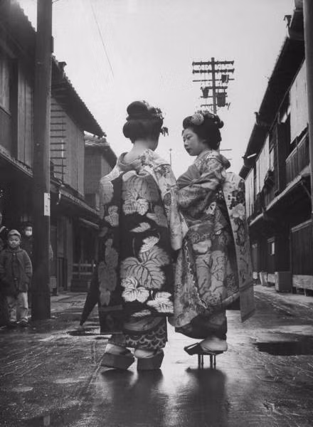 Những nàng Geisha thường xuất hiện với gương mặt được trang điểm cầu kỳ, mặc kimono truyền thống vô cùng duyên dáng.