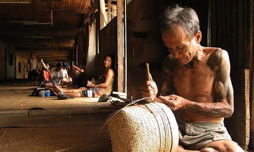 Tộc người Minangkabau ở Indonesia giữ văn hóa mẫu hệ trong truyền thống gia đình, dòng tộc. Theo đó, người phụ nữ trong gia đình mang trọng trách cao và có quyền quyết định mọi việc lớn. Nam giới Minangkabau cũng có trọng trách là duy trì tôn giáo và những vấn đề chính trị của dòng họ mình.