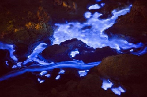 Quần thể núi lửa Kawah Ijen ở Indonesia phun trào dung nham màu xanh nước biển vô cùng độc đáo.