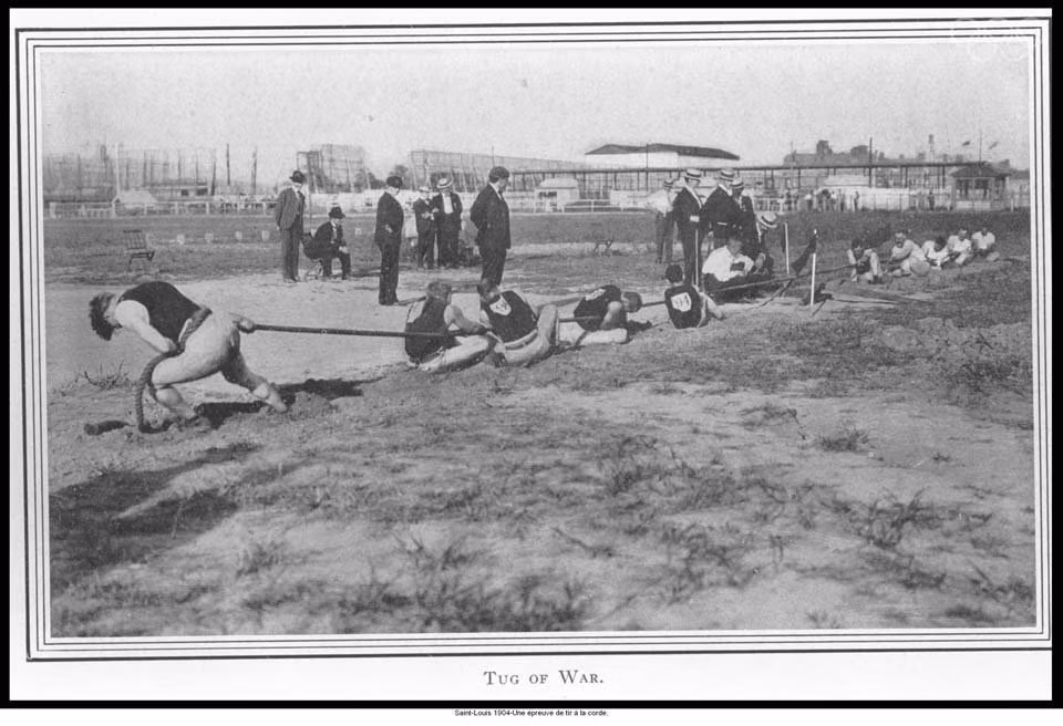 Kéo co - môn thể thao đậm chất dân dã này là môn thi đấu chính thức tại Olympic 1904 cũng như được tổ chức cho đến năm 1920. Bên cạnh đó, Olympic 1904 còn chứng kiến một loạt scandal như phân biệt chủng tộc và gian lận trong thi đấu khiến kỳ Olympic này trở thành "thảm họa".