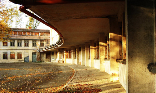 Công trình này được xây dựng theo hình móng ngựa, với 38 phòng ăn phục vụ các vận động viên trên khắp nơi trên thế giới về Làng Olympic tham dự Thế vận hội Olympic năm 1936.