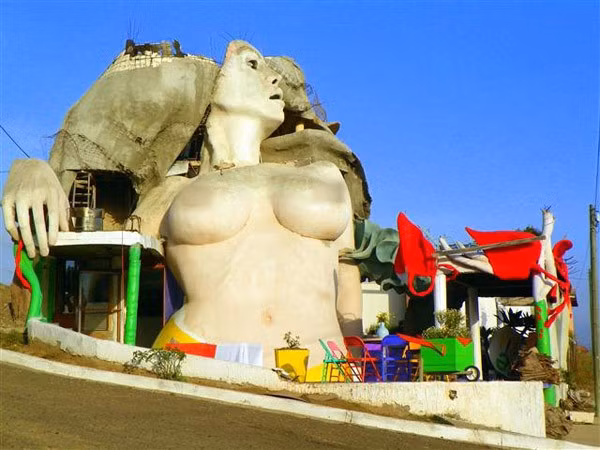 Ngôi nhà hình cô gái bán khỏa thân có tên La Sirena là một tác phẩm nghệ thuật của nhà điêu khắcArmando Munoz Garcia. Ngôi nhà tọa lạc tại thị trấn biển Puerto Nuevo, Mexico được xây dựng năm 1995 dựa trên ý tưởng tôn vinh nét đẹp của người phụ nữ và tình dục xét về khía cạnh nghệ thuật.