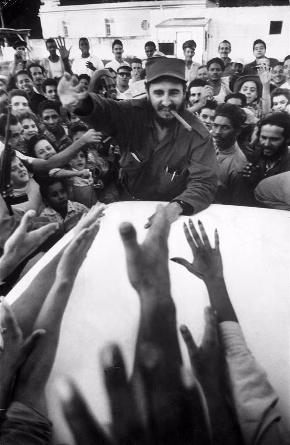 Sau khi được ân xá, lãnh tụ cách mạng Fidel Castro đã thành lập lực lượng du kích có tên là Phong trào 26/7. Vào năm 1956, từ Mexico, những người ủng hộ ông Castro đổ bộ lên miền đông Cuba và xuống vùng núi Sierra Maestra. Tại đây, dưới sự hỗ trợ của Che Guevara, nhà cách mạng Cuba này đã phát động một cuộc chiến tranh du kích.