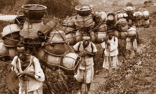 Những người đàn ông cẩn thận vác trên vai những món đồ gốm sứ mang đến các cửa hàng.